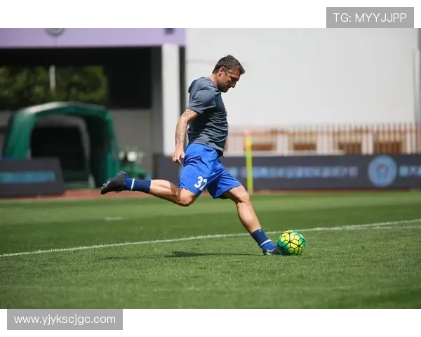 足球明星的专属记者揭秘他们背后的故事与生活点滴