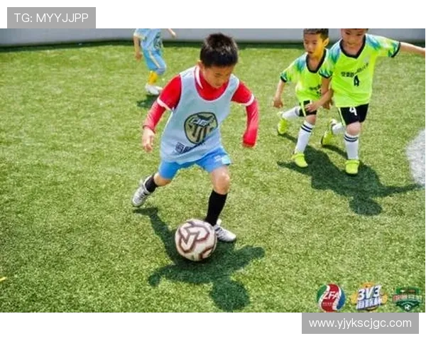 足球明星携子共赏精彩赛事亲子时光尽享绿茵场上的激情与快乐 足球明星携子共赏精彩赛事亲子时光尽享绿茵场上的激情与快乐